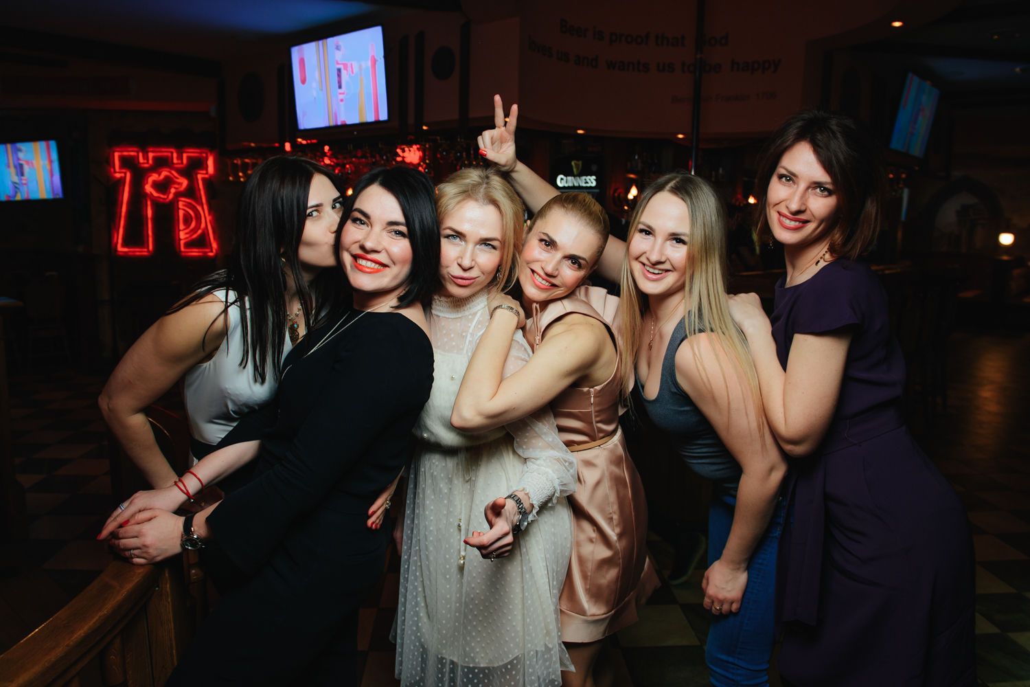 Фотоотчет волгоград. Кастл паб. Castle pub Волжский. Castle pub Волжский фотоотчет. Кастл паб Волжский караоке.