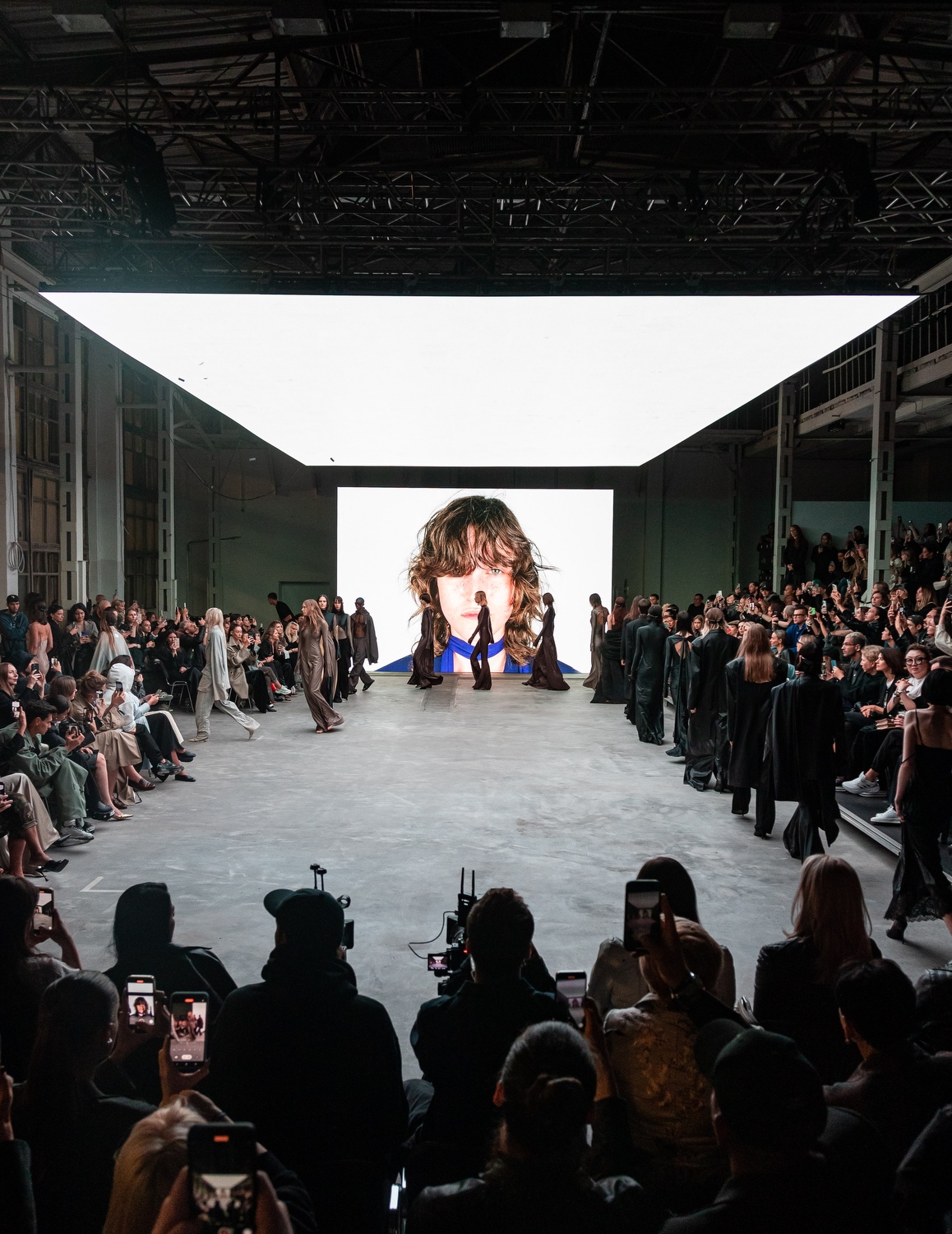 Московская неделя моды 2022 в зарядье. Московская неделя моды 2022 в зарядье. Закрытые показы в москве. Показ мод в москве 2024. Закрытые показы в москве.