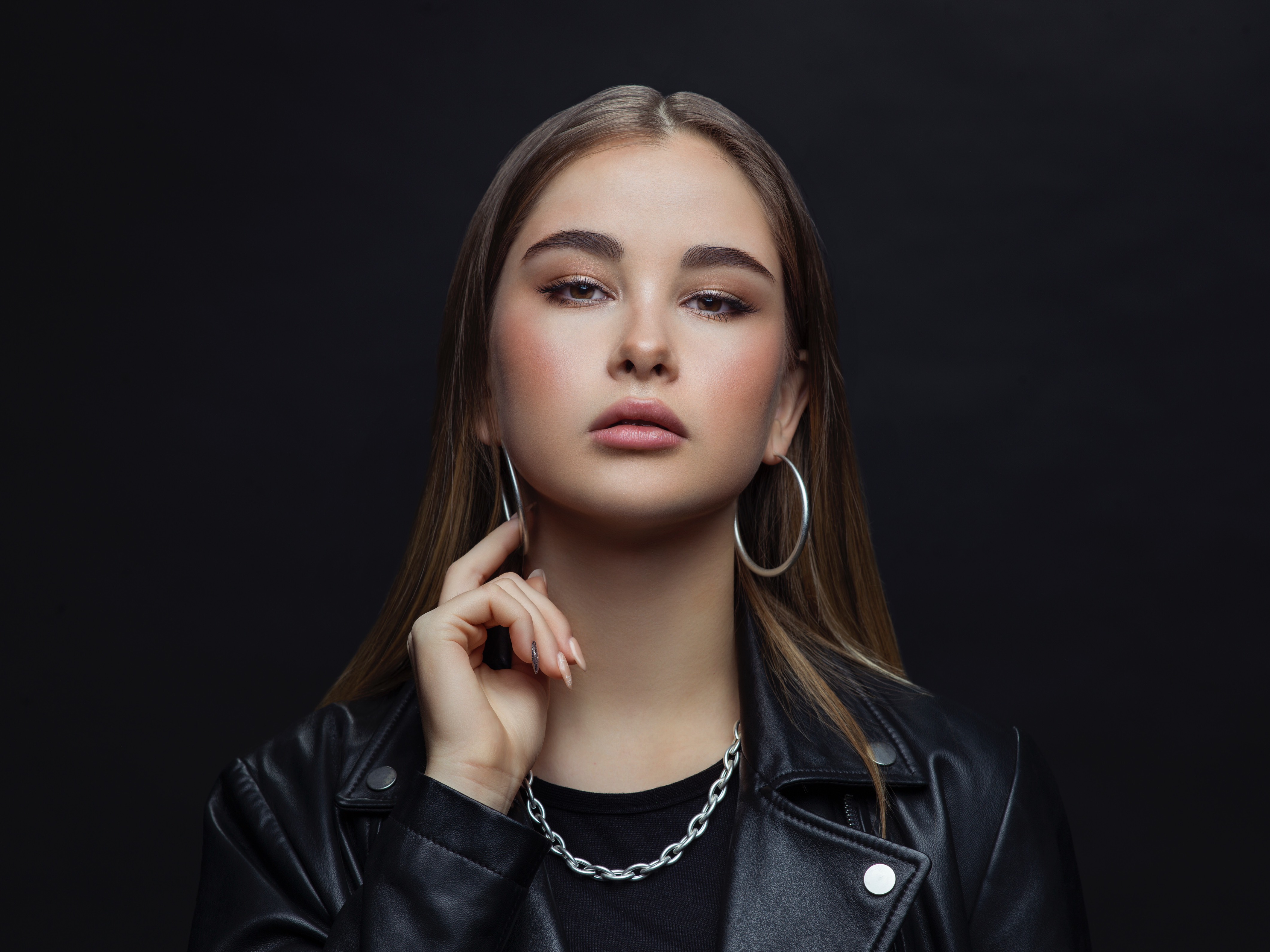 Молодая исполнительница песен